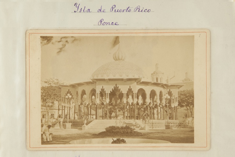 Kiosko en el Centro de la plaza